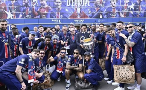 Elenco e equipe técnica do PSG com a taça da Champions League