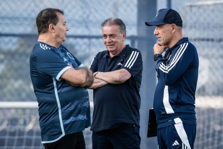 Pedro Lourenço, Paulo Pelaipe e Leonardo Jardim durante treinamento do Cruzeiro