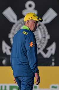 Ancelotti durante seu primeiro treino à frente da Seleção Brasileira no CT do Corinthians