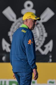 Ancelotti durante seu primeiro treino à frente da Seleção Brasileira no CT do Corinthians