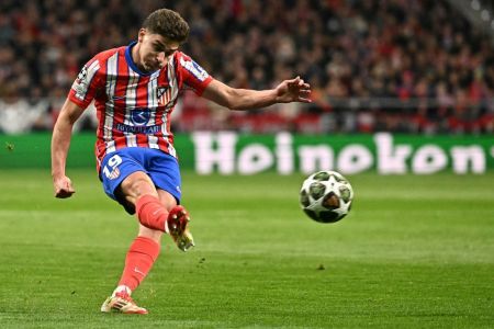 Julian Alvarez bate pênalti em jogo entre Atlético de Madrid e Real Madrid pela Champions League 2024/2025