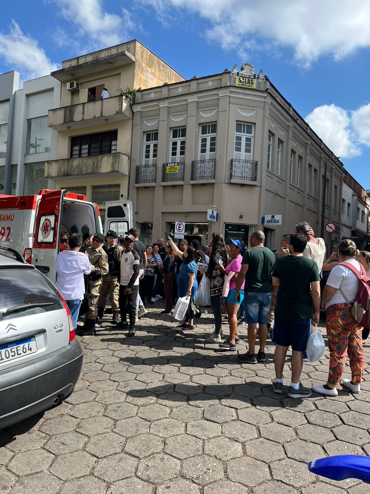 Gestante entra em trabalho de parto e dá à luz em avenida de cidade histórica de MG