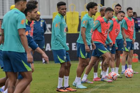 Fotos do treino da Seleção Brasileira nesta terça-feira (3), no CT Joaquim Grava, do Corinthians, em São Paulo