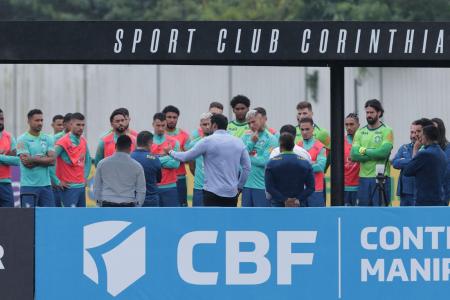 Samir Xaud, presidente da CBF, durante conversa com jogadores da Seleção Brasileira
