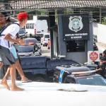 Oruam pede desculpas por subir em ônibus para ver Poze do Rodo deixar prisão e diz: 'MC não é bandido'