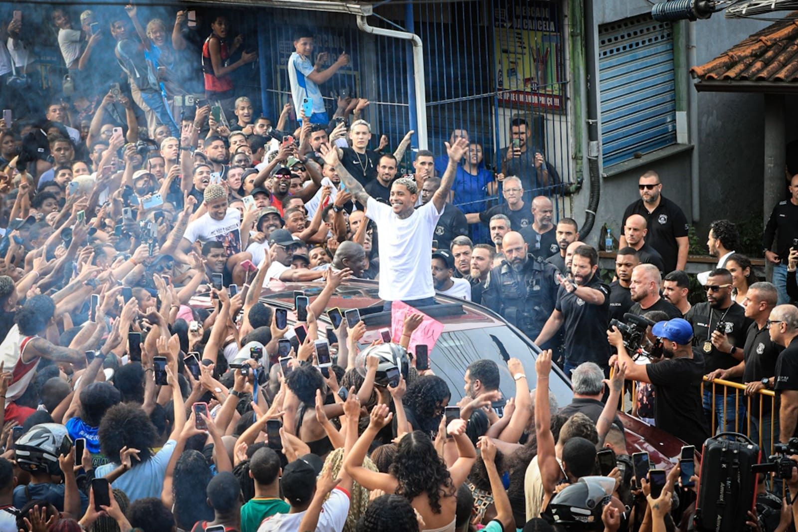 MC Poze do Rodo sai da prisão e é recebido por multidão; veja fotos