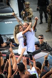 Vivi Noronha recebe o marido MC Poze do Rodo na porta da prisão