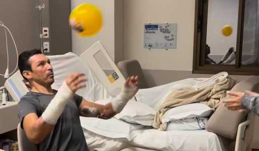 Lúcio, pentacampeão mundial com a Seleção Brasileira, faz exercícios físicos em um quatro do Hospital Nora Teixeira, em Porto Alegre