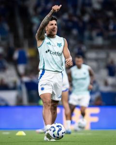 Lucas Romero, volante titular do Cruzeiro, em aquecimento antes de partida