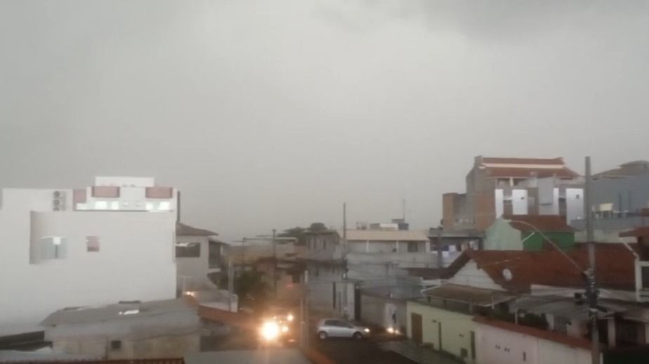 Barreiro tem chuva extremamente forte nesta terça-feira (3)