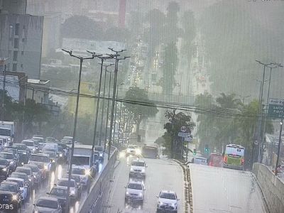 Chove forte em BH: trânsito fica caótico durante temporal em horário de pico