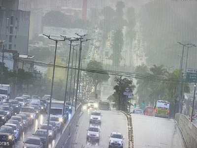 Chove forte em BH: trânsito fica caótico durante temporal em horário de pico