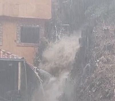 Chuva forte provoca 'cachoeira' em morro na região centro-sul de BH; veja vídeo