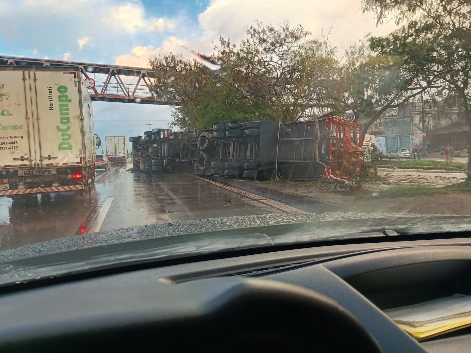 Chuva forte em BH: caminhão carregado com botijões de gás tomba no Anel Rodoviário durante temporal