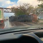 Chuva forte em BH: caminhão carregado com botijões de gás tomba no Anel Rodoviário durante temporal