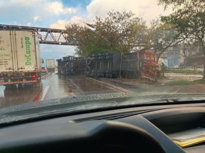 Chove forte em BH: caminhão carregado com botijões de gás tomba no Anel Rodoviário durante temporal