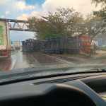 Chuva forte em BH: caminhão carregado com botijões de gás tomba no Anel Rodoviário durante temporal
