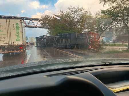 Chove forte em BH: caminhão carregado com botijões de gás tomba no Anel Rodoviário durante temporal