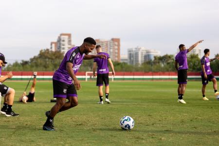 Jogadores do Ceará durante treino no CT do Fluminense, nesta terça-feira (3)