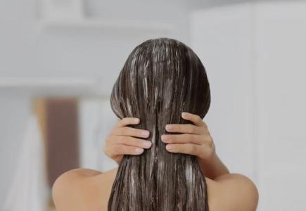 lavar-cabelo_freepik