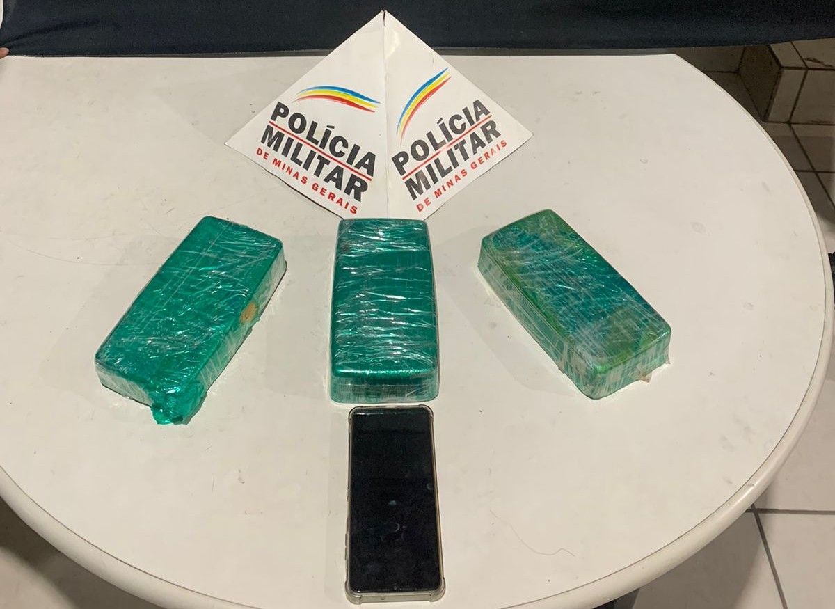 Barras de crack são encontradas escondidas em painel de veículo em Fabriciano