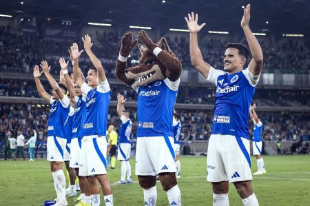 Kaiki celebra vitória do Cruzeiro contra o Palmeiras pela Série A do Campeonato Brasileiro