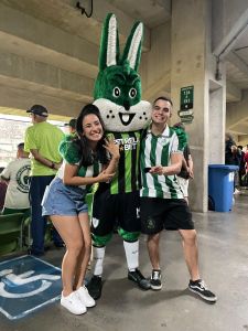 Marcos e Marianne ao lado do Coelhão após pedido de casamento