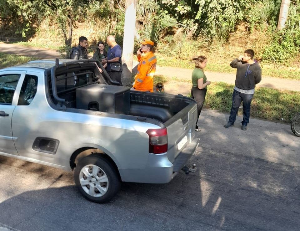 Mulher grávida fica ferida após acidente entre carro e moto no Horto, em Ipatinga