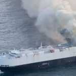 Navio com mais de 3 mil carros chineses pega fogo e é abandonado no Oceano Pacífico