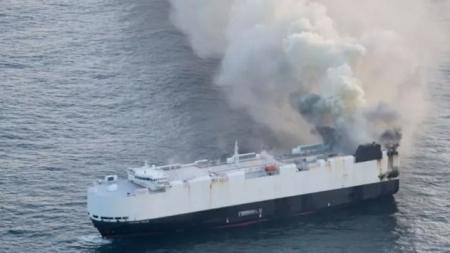 Navio em chamas