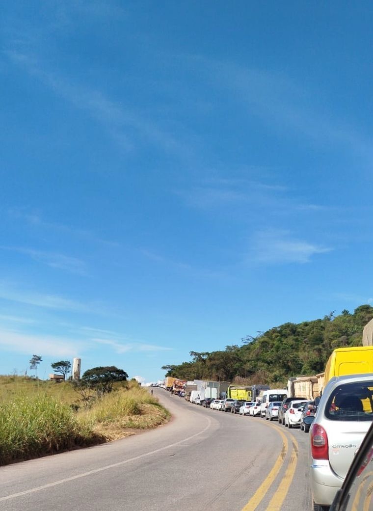 Engavetamento entre quatro veículos deixa mais de 8 km de congestionamento na BR 381
