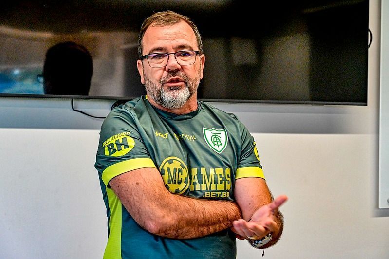 Enderson Moreira é regularizado e comandará América contra Ferroviária-SP