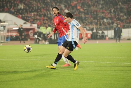 Julián Álvarez foi às redes na partida entre Chile e Argentina, nesta quinta-feira (5)