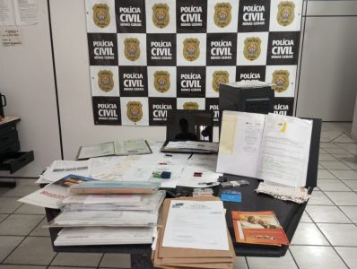 Polícia Civil apreendeu documentos que comprovam desvios no apartamento da suspeita