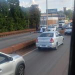 Acidente grave entre carro e moto interdita o trânsito entre BH e Contagem na Cardeal Eugênio Pacelli.