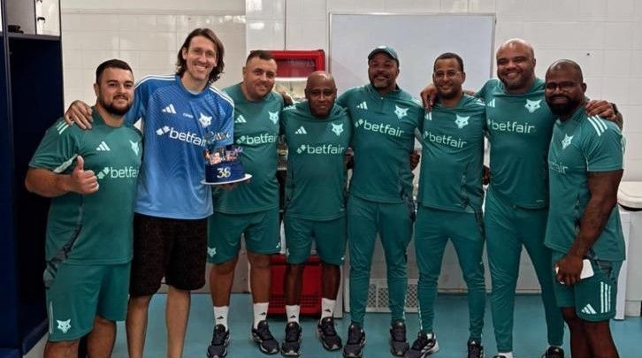Cássio comemora aniversário na Toca e recebe 'presente personalizado'