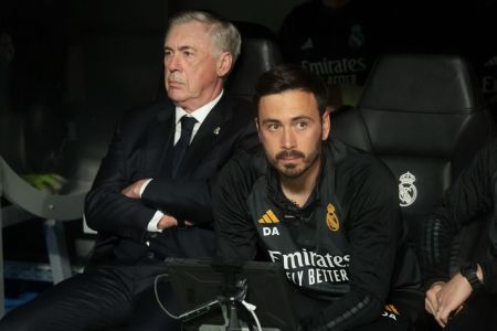 Davide Ancelotti (à esquerda), ao lado de seu pai, Carlo Ancelotti (à direita), durante jogo pelo Real Madrid