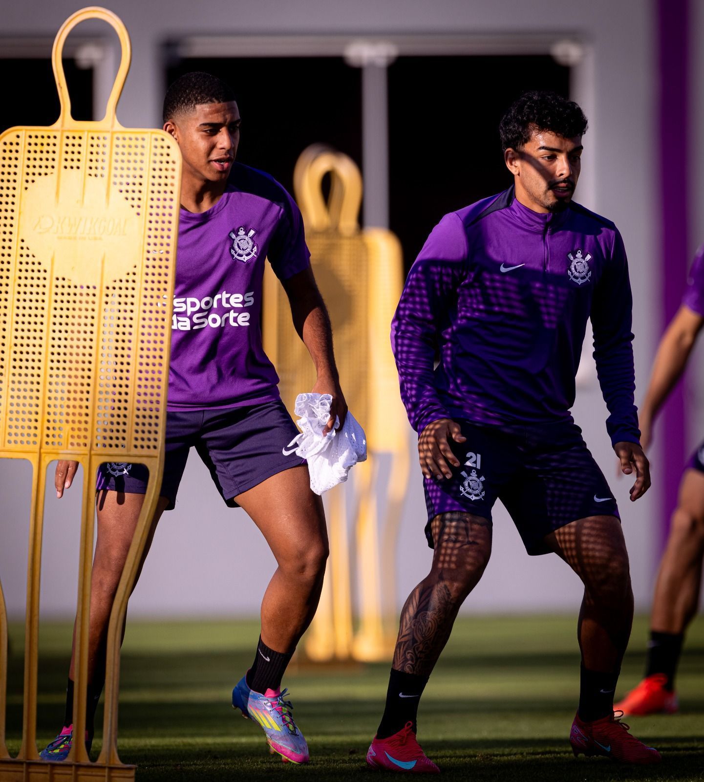 Promessa do Corinthians sente desconforto e fica fora de treinos