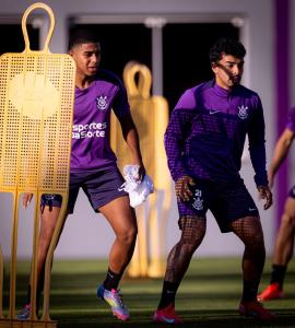 Gui Negão, à esquerda, em treino do Corinthians no CT Joaquim Grava