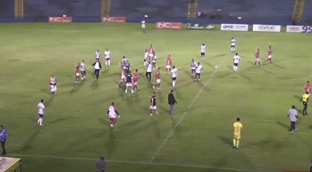 Torcedores do Uberaba invadem gramado após gol sofrido no Módulo II do Mineiro