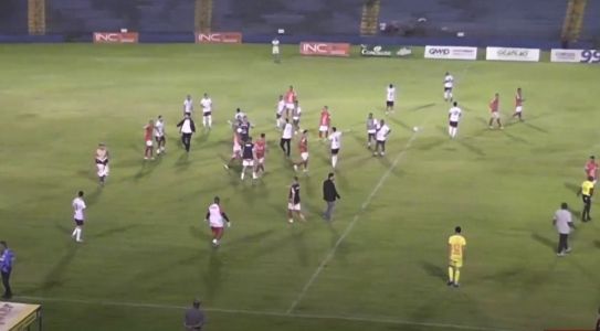 Torcedores do Uberaba invadiram o gramado após gol sofrido contra o Patrocinense