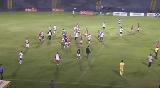 Torcedores do Uberaba invadiram o gramado após gol sofrido contra o Patrocinense