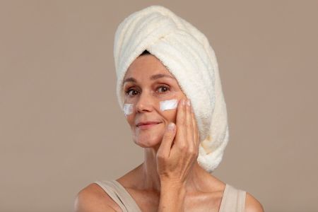 Mulher cuida da pele do rosto