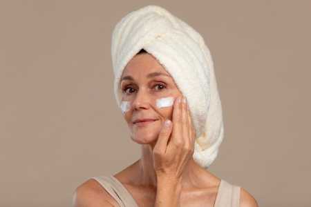 Mulher cuida da pele do rosto