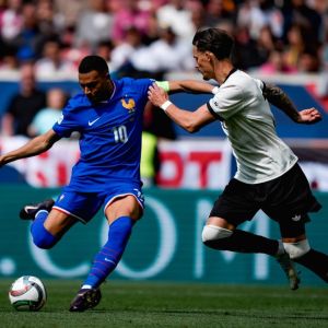 Mbappé marcou um gol e deu uma assistência na vitória francesa deste domingo (8)