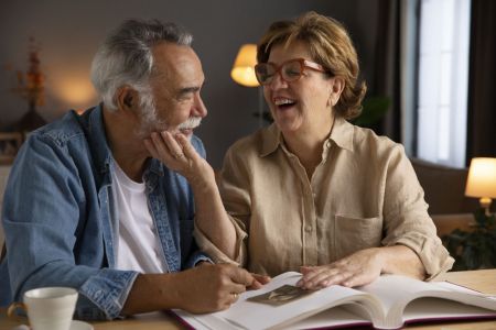 Casal conversando e sorrindo