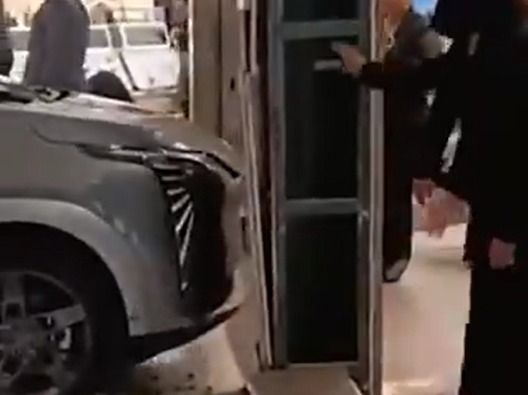 Carro de R$ 175 mil acelera sozinho dentro de shopping e atinge loja; veja o vídeo
