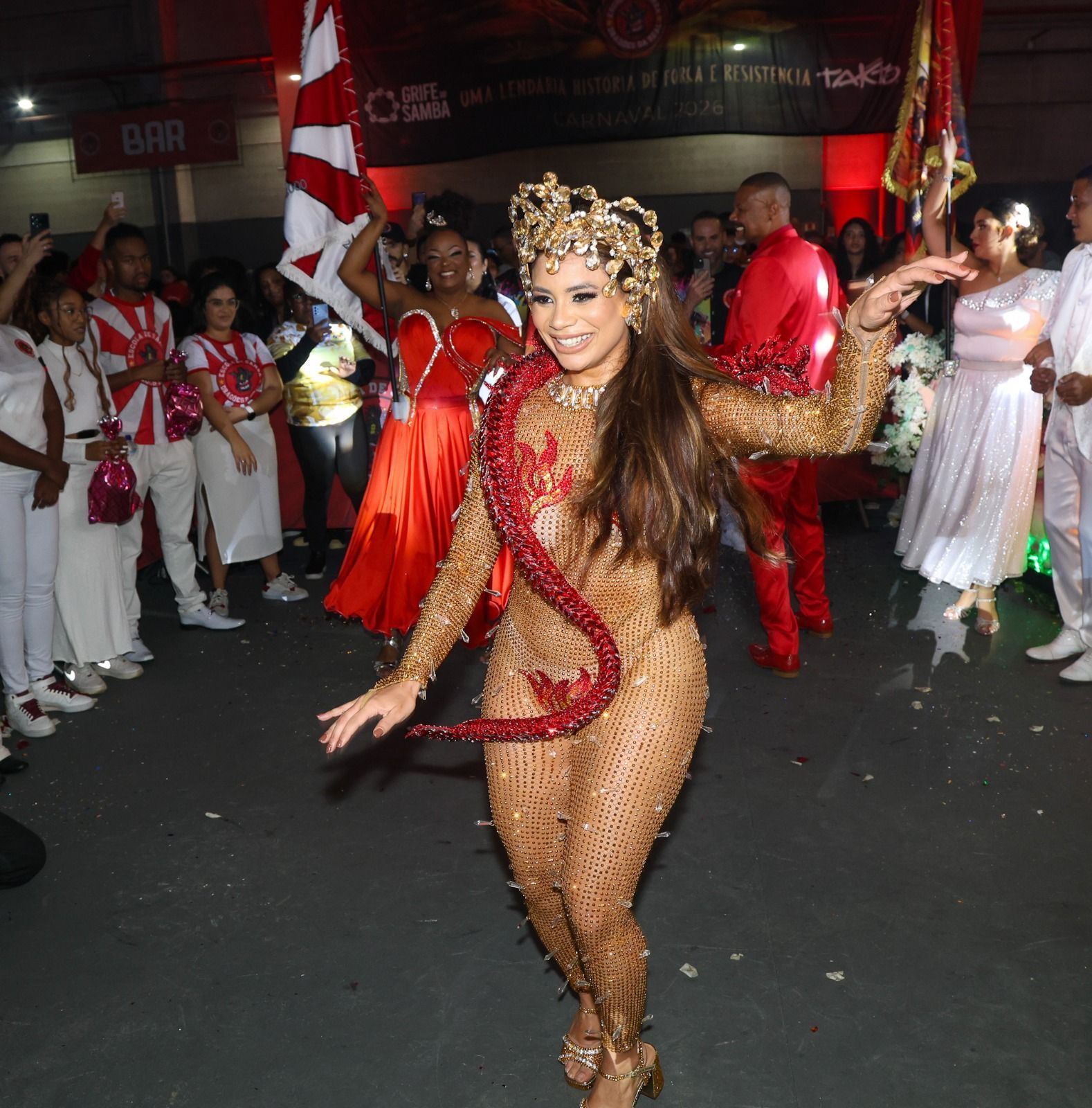 Lexa assume como madrinha de bateria da Dragões da Real e relembra trajetória