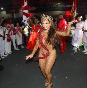 Lexa assume o reinado de Madrinha de Bateria da Escola de Samba Dragões da Real em São Paulo