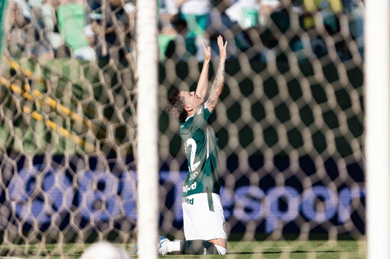 Cria do Cruzeiro faz golaço pelo Goiás em jogo da Série B; assista